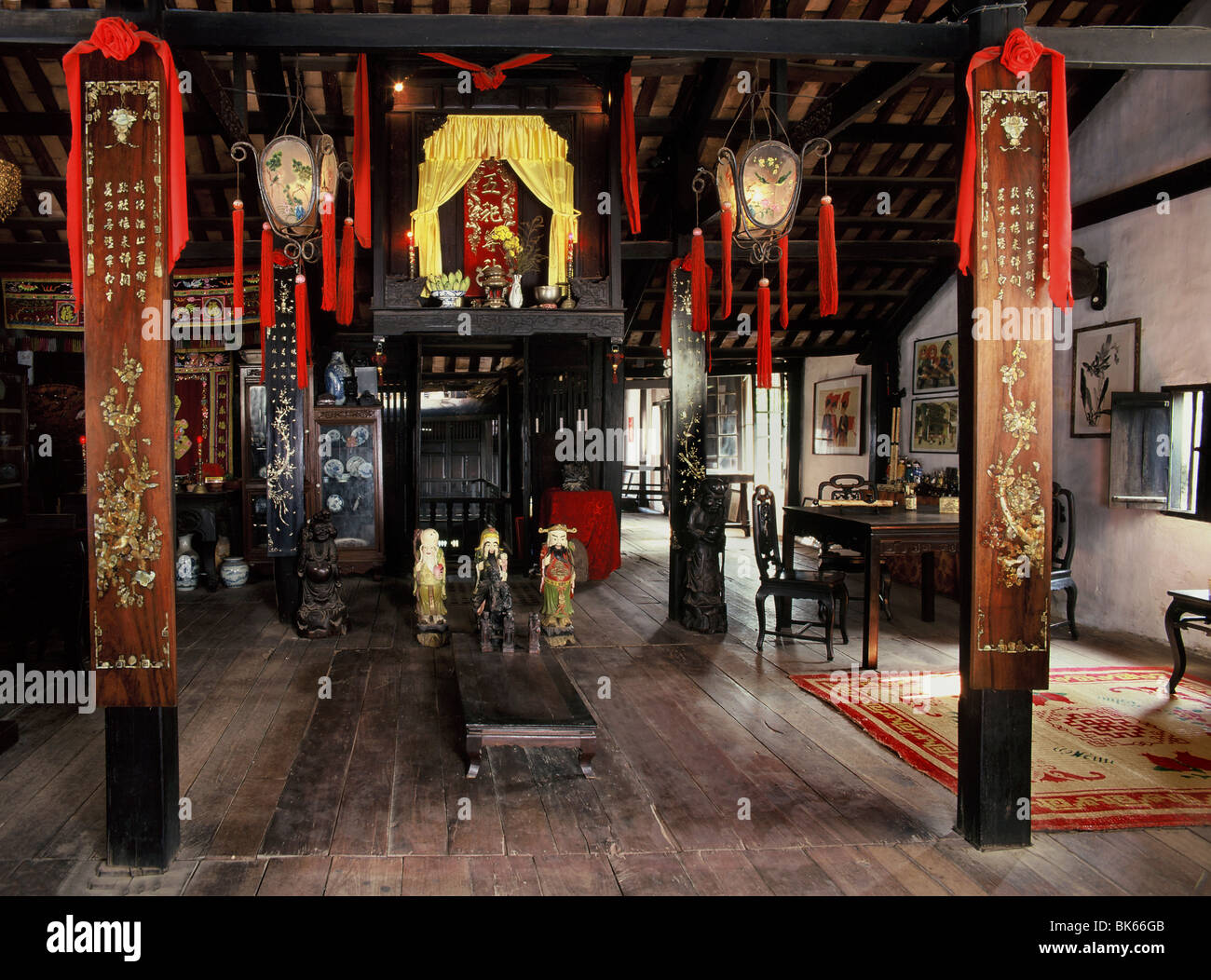 Piano superiore con altari nel XVIII secolo Phung Hung House, una delle case più antiche di operatori commerciali cinesi in Hoi An, Vietnam Foto Stock