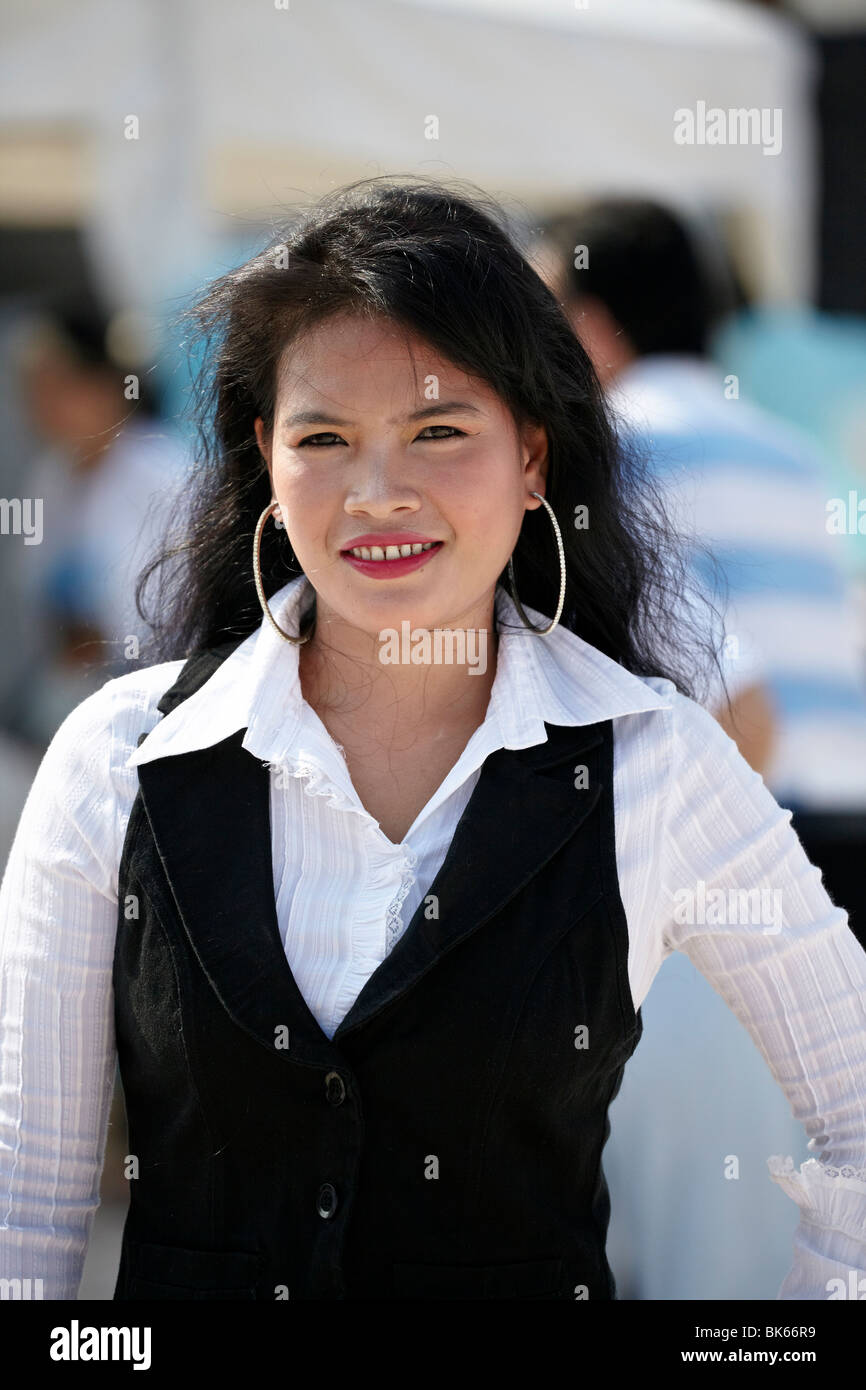 Donna filippina indossa un corpetto alla moda e grandi orecchini. Thailandia S. E. Asia. Donna asiatica sorridente Foto Stock