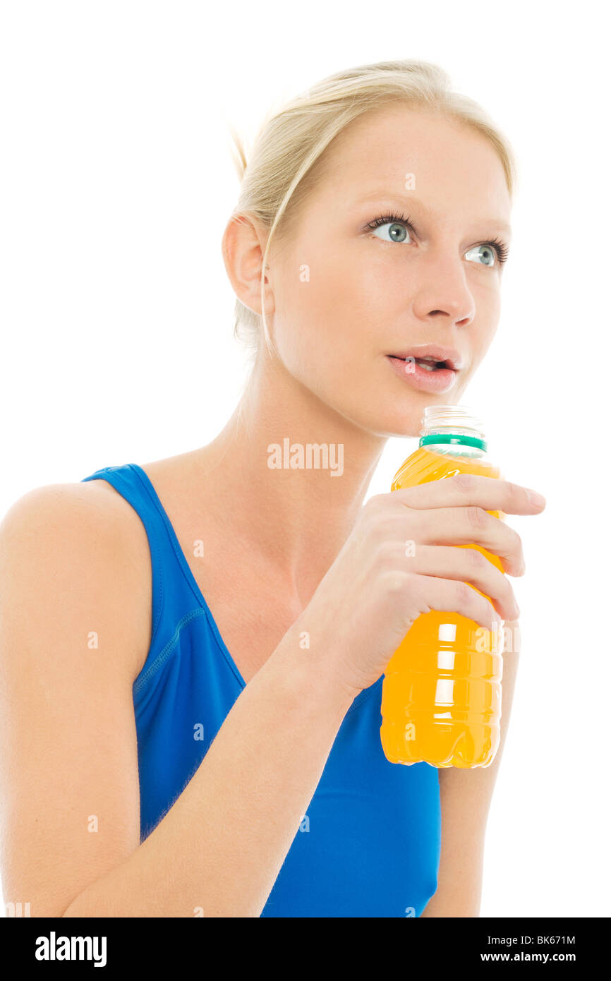 Ritratto di una giovane donna caucasica indossando un sportivo giubbotto blu e bevande una bottiglia di bevande energetiche Foto Stock
