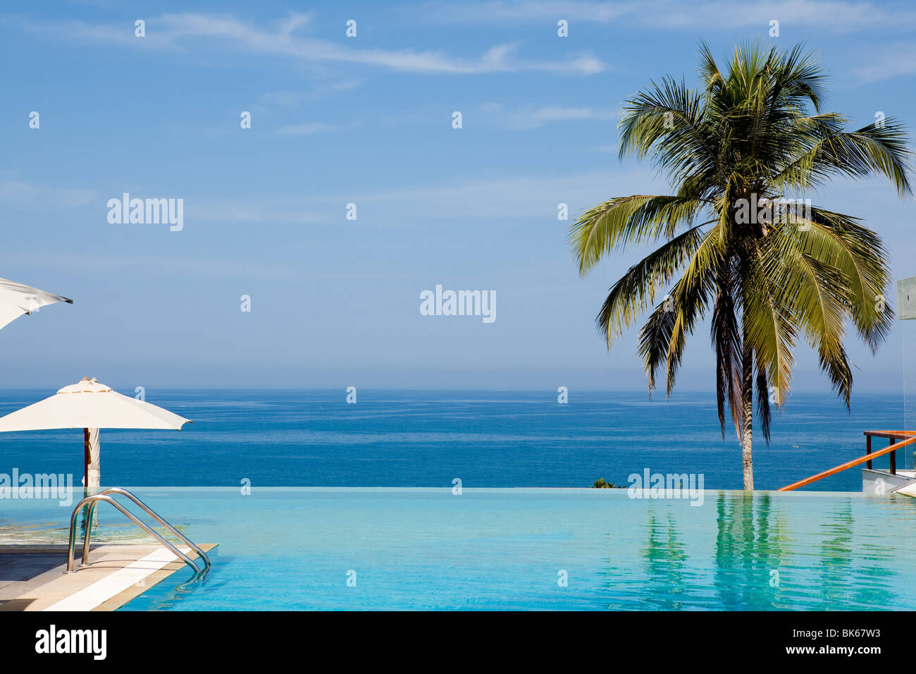 Splendida piscina di un hotel resort in Kerala india Foto Stock