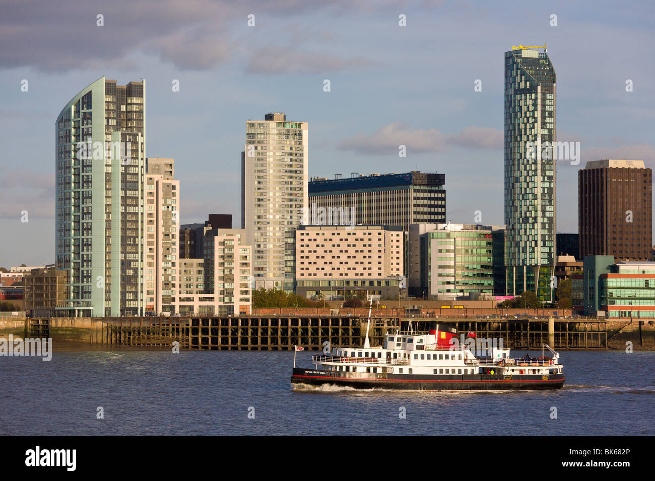 Traghetto e Waterfront Skyline, Liverpool, Merseyside England Foto Stock