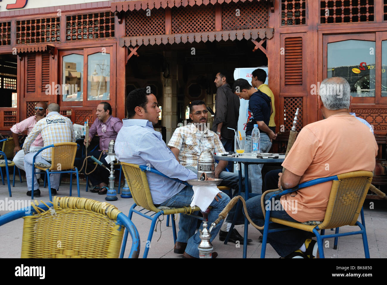 Uomini egiziano hookahs fumare in un caffè di Hurghada Foto Stock