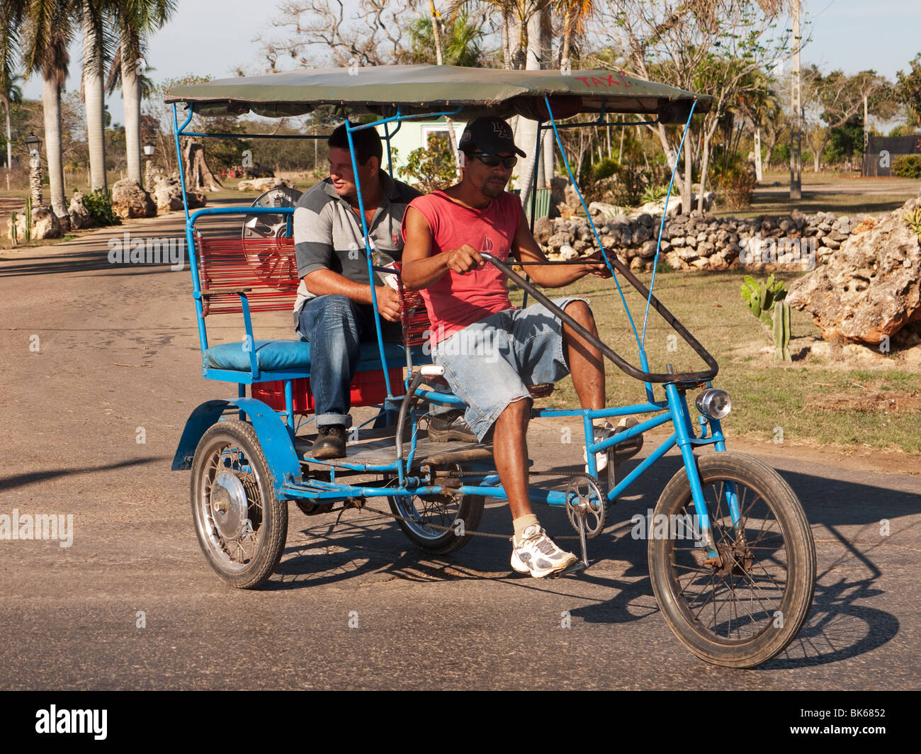 In rickshaw taxi bicicletta per i turisti a l'Avana, Cuba Foto Stock