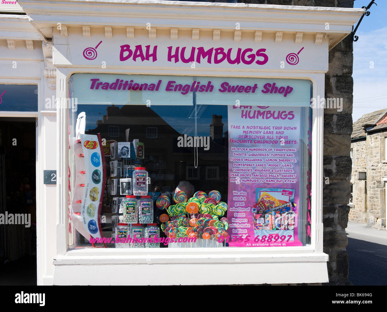 Inglese tradizionale negozio di dolci nel centro del villaggio, Masham, Yorkshire Dales, North Yorkshire, Inghilterra, Regno Unito, Foto Stock