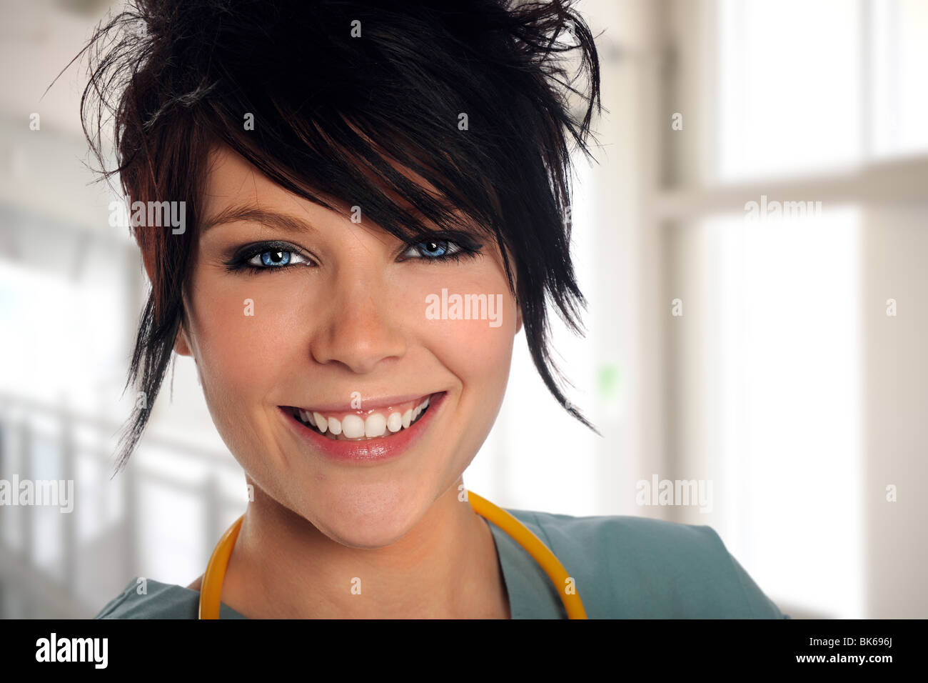 Ritratto di bella lavoratore di cura di salute sorridente Foto Stock