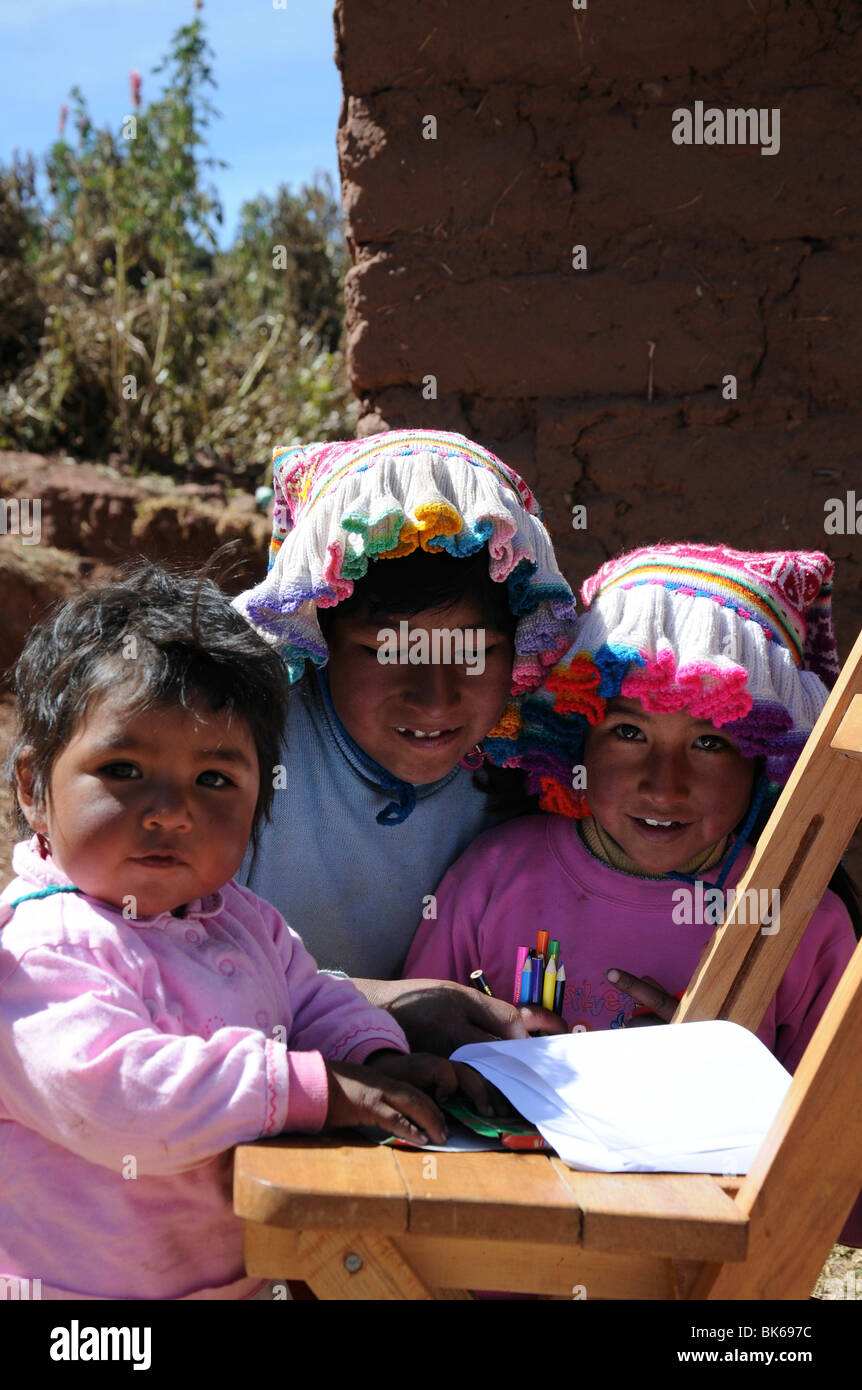 3 bambini piccoli, Llachon comunità, penisola di Capachica, Perù, Sud America, America Latina Foto Stock