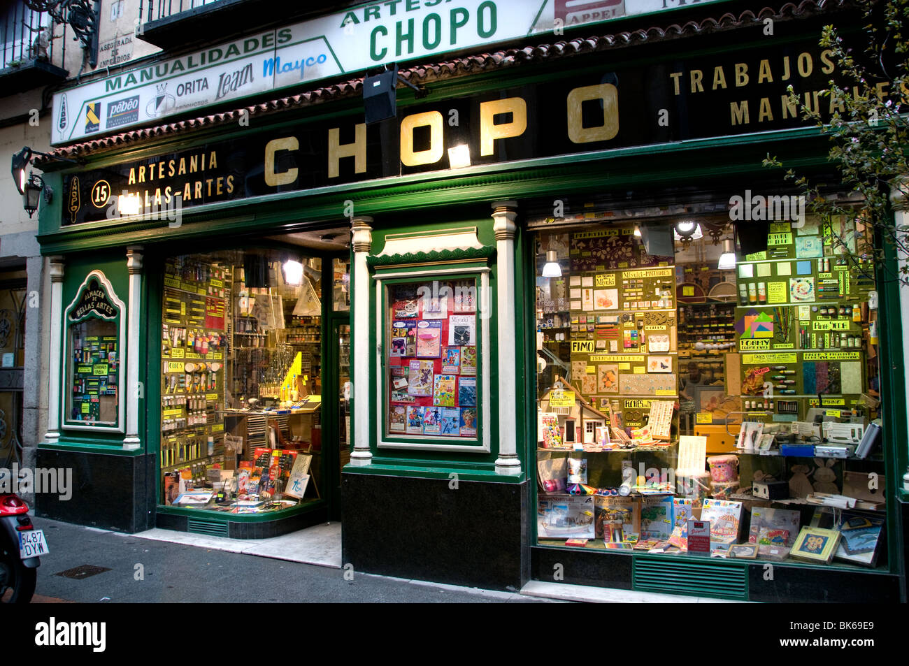 Chopo Vecchia Madrid Spagna spagnolo di arti industriali artigianato pittura Paint shop pittore Foto Stock