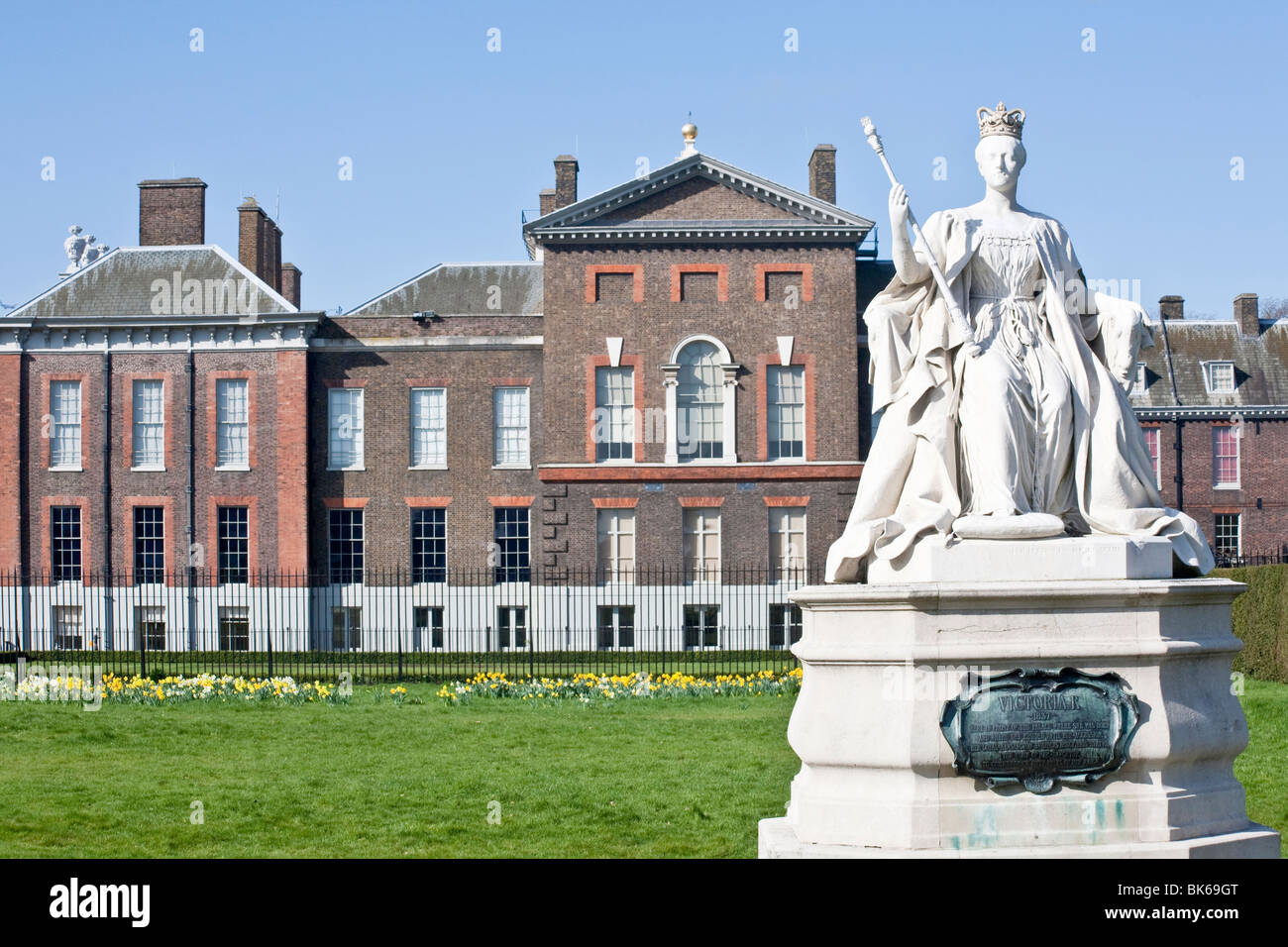 Statua della Regina Victoria e Kensington Palace. I giardini di Kensington, London, England, Regno Unito Foto Stock