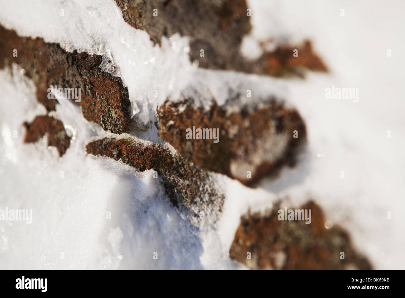 La neve soffiata contro una pietra a secco a parete, il Parco Nazionale di Peak District, UK, Inghilterra Foto Stock