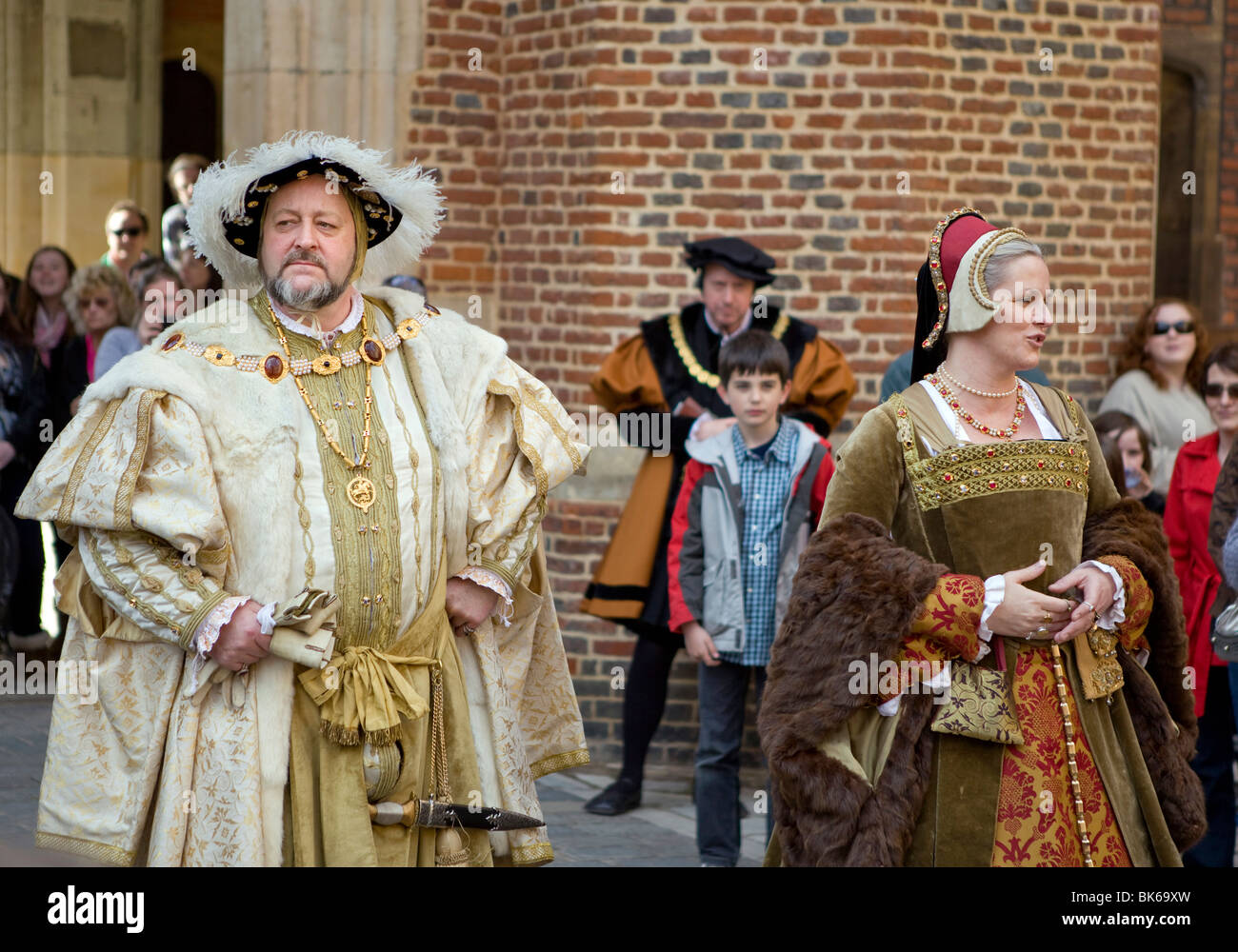 Attori gioca Henry V111 e sua moglie a Hampton Court Palace, Surrey, Inghilterra. Foto Stock