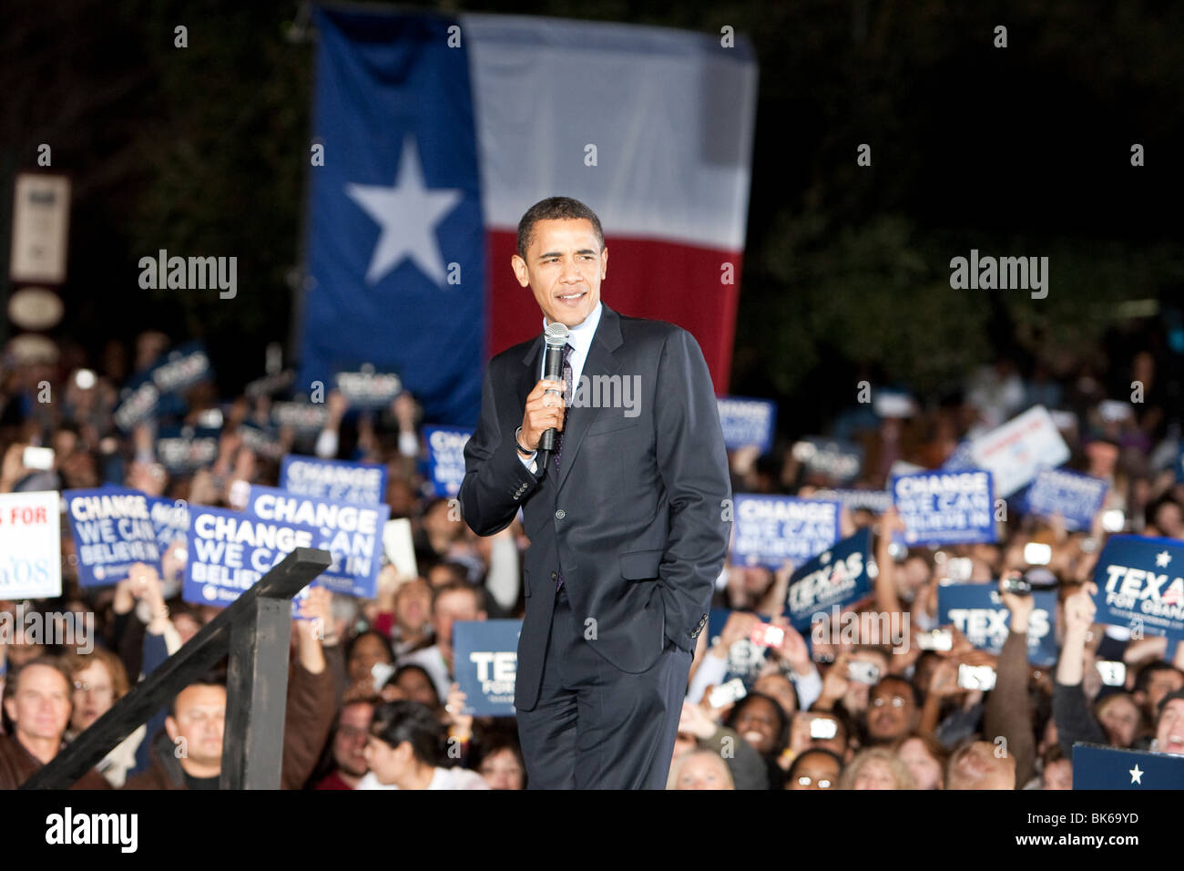 Elezioni presidenziali democratiche speranza Barack Obama parla ad una folla di circa 15.000 durante una notte rally a tempo di Austin in Texas Foto Stock