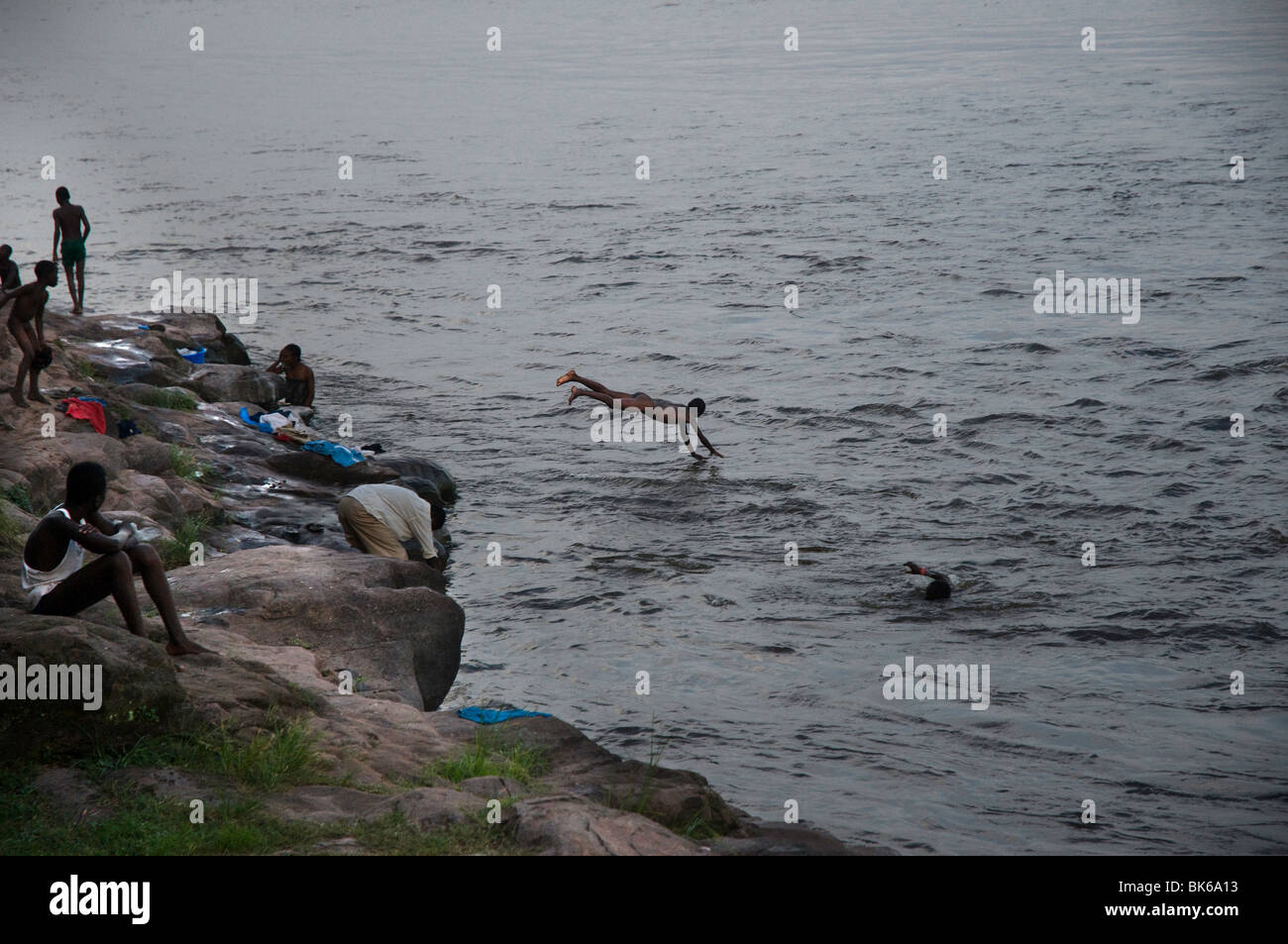 I giovani di lavaggio e nuotare nel fiume Congo Foto Stock