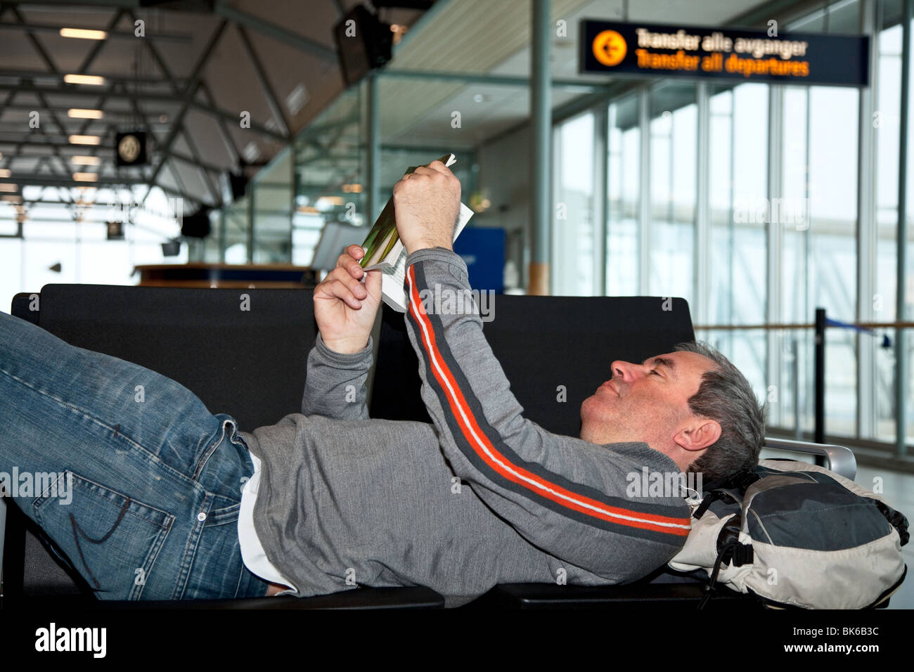 In attesa del volo all'aeroporto Foto Stock