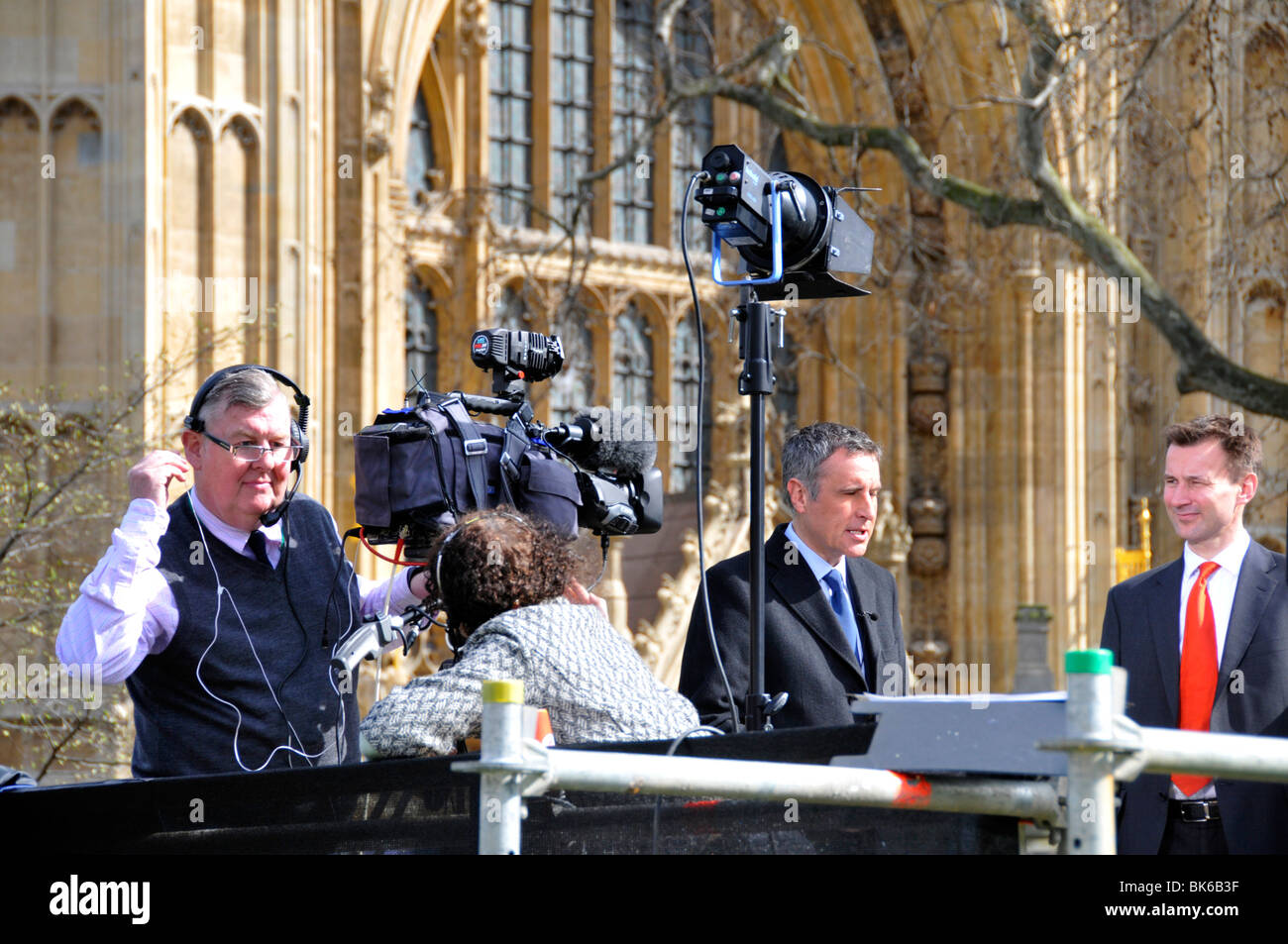 Dermot Murnaghan su Sky Television Podium College Green o Abingdon Green Westminster inizio del 2010 elezioni Houses of Parliament Westminster UK Foto Stock