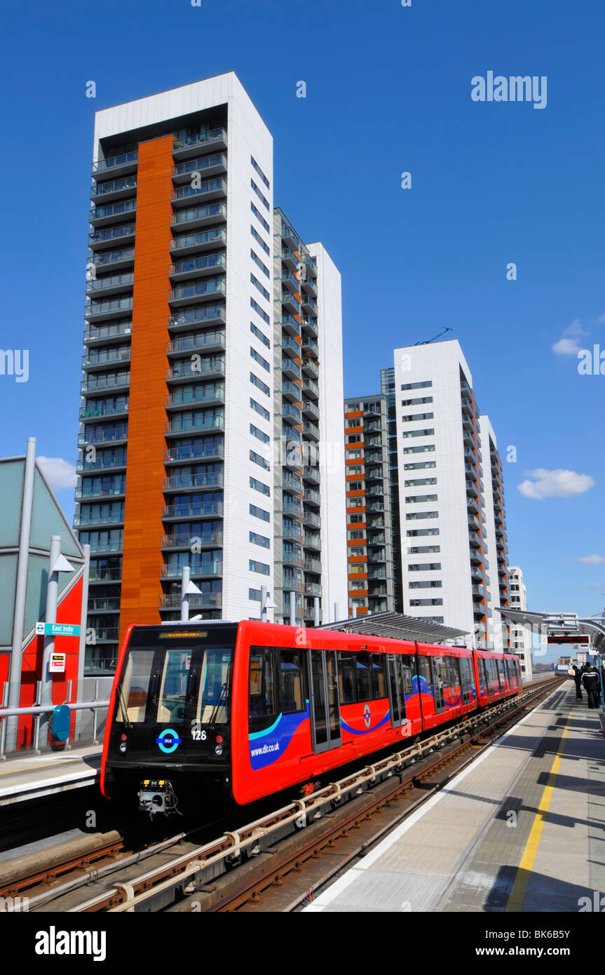 Case moderni appartamenti blocco di sviluppo alloggi & DLR Docklands Light Stazione ferroviaria dell'India orientale infrastruttura della stazione dei treni Tower Hamlets East London REGNO UNITO Foto Stock