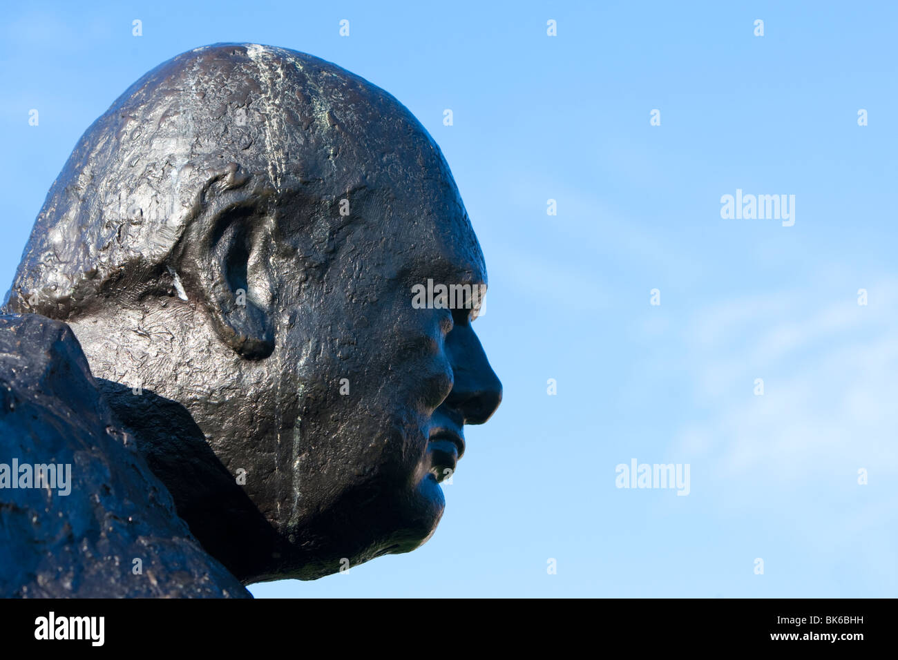 Dettaglio di una statua di Sir Winston Churchill da Oscar Nemon sul verde a Westerham Kent REGNO UNITO Foto Stock
