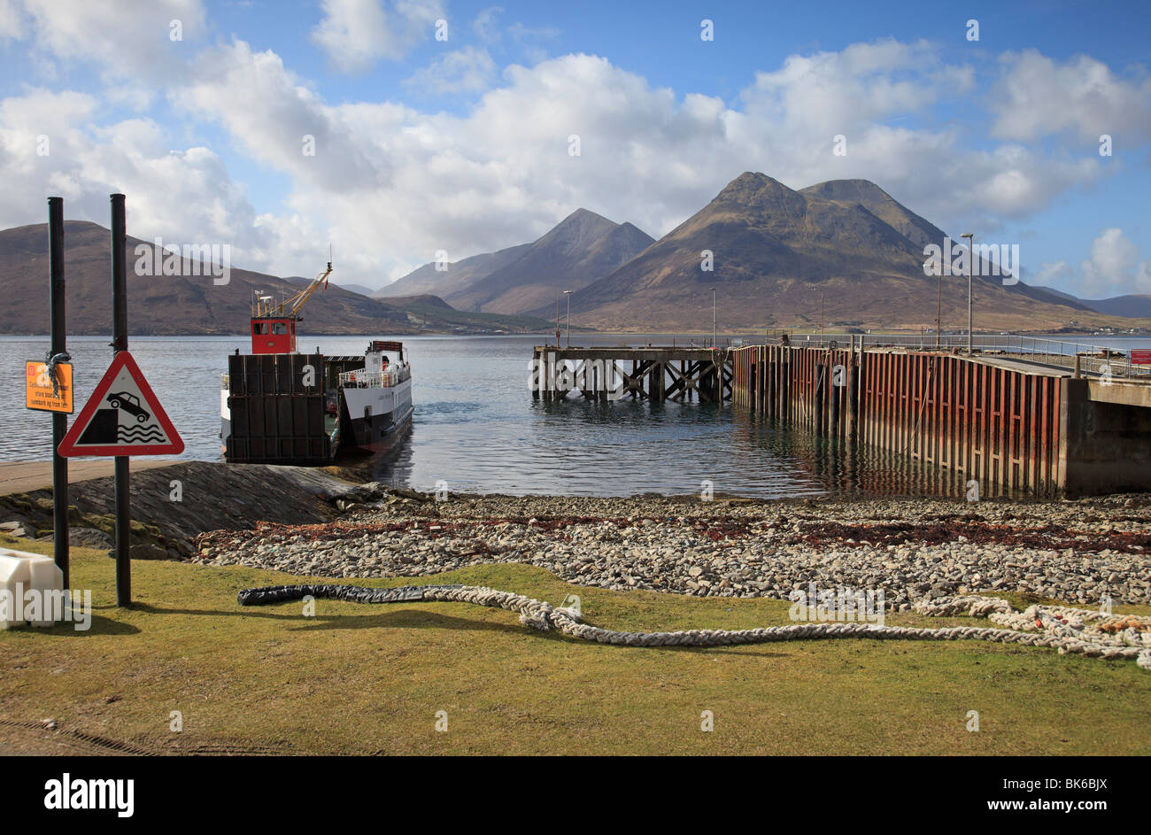 Vista da Inverarish sull'Isola di Raasay alle montagne Cuillin sull'Isola di Skye su una perfetta e soleggiata giornata di primavera Foto Stock