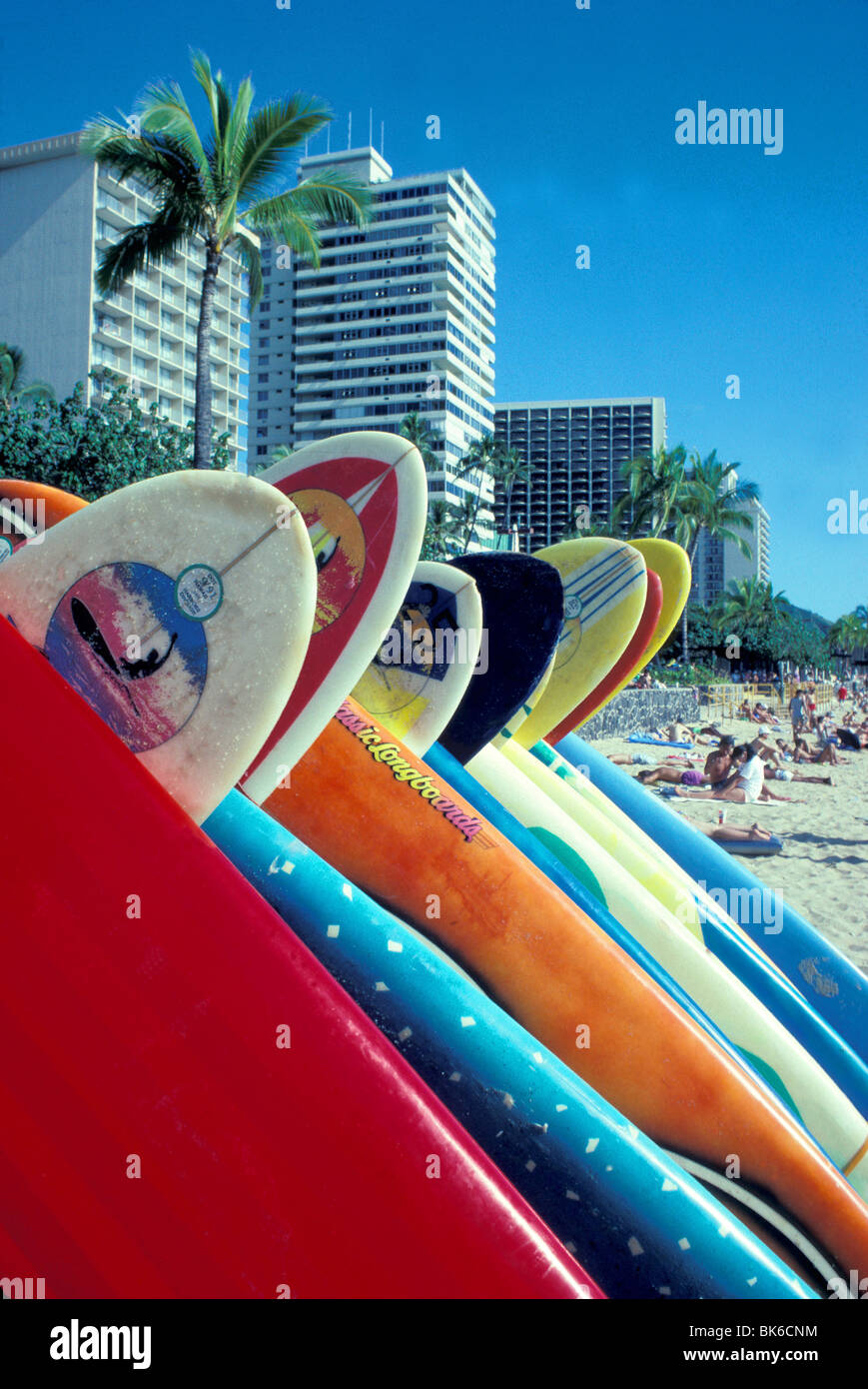 Tavole da surf spiaggia di Waikiki di Oahu Hawaii Foto Stock