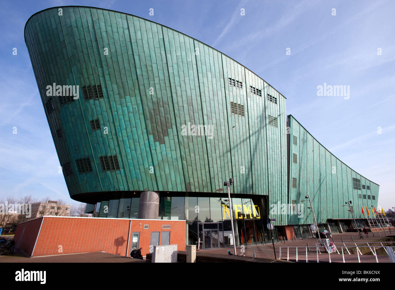 Esterno del centro NEMO nella zona centrale di Amsterdam Paesi Bassi Foto Stock