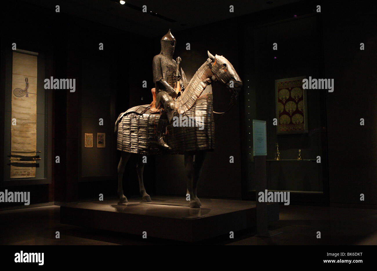 Scultura di amoured cavaliere a cavallo presso il Museo di Arte Islamica (MIA) a Doha, in Qatar Foto Stock