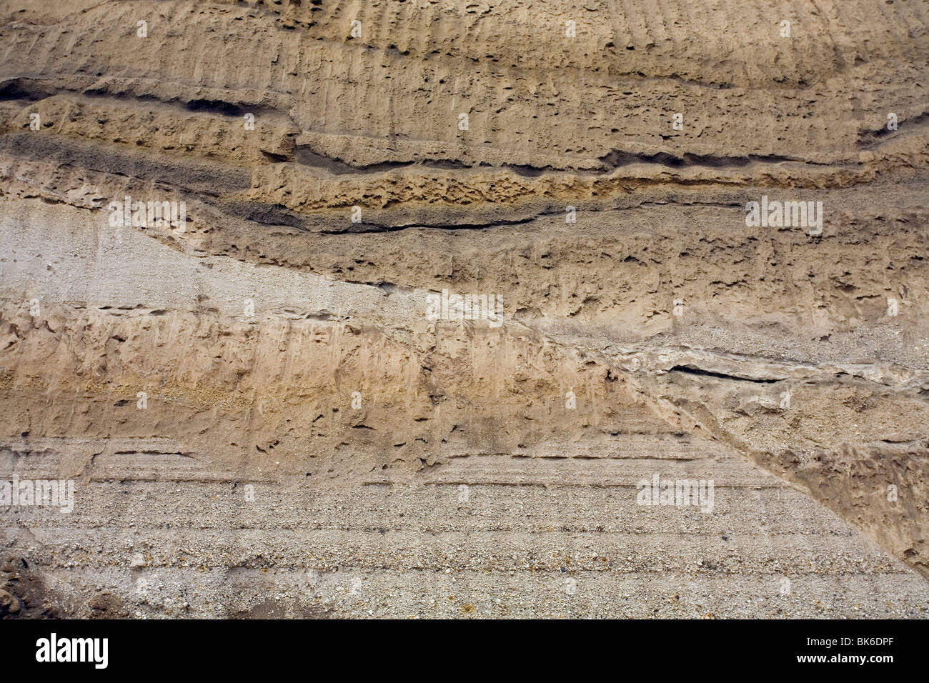 Anomalia geologica a strati di ceneri vulcaniche esposti in un taglio di strada Foto Stock