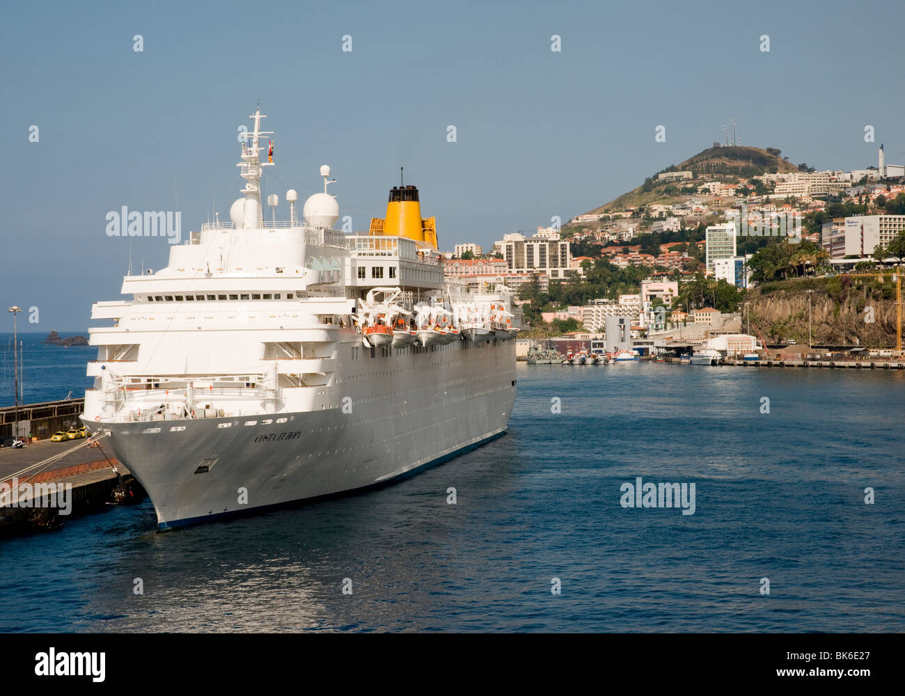 Una nave da crociera ormeggiata nel porto di Funchal, sull'isola portoghese di Madeira Foto Stock