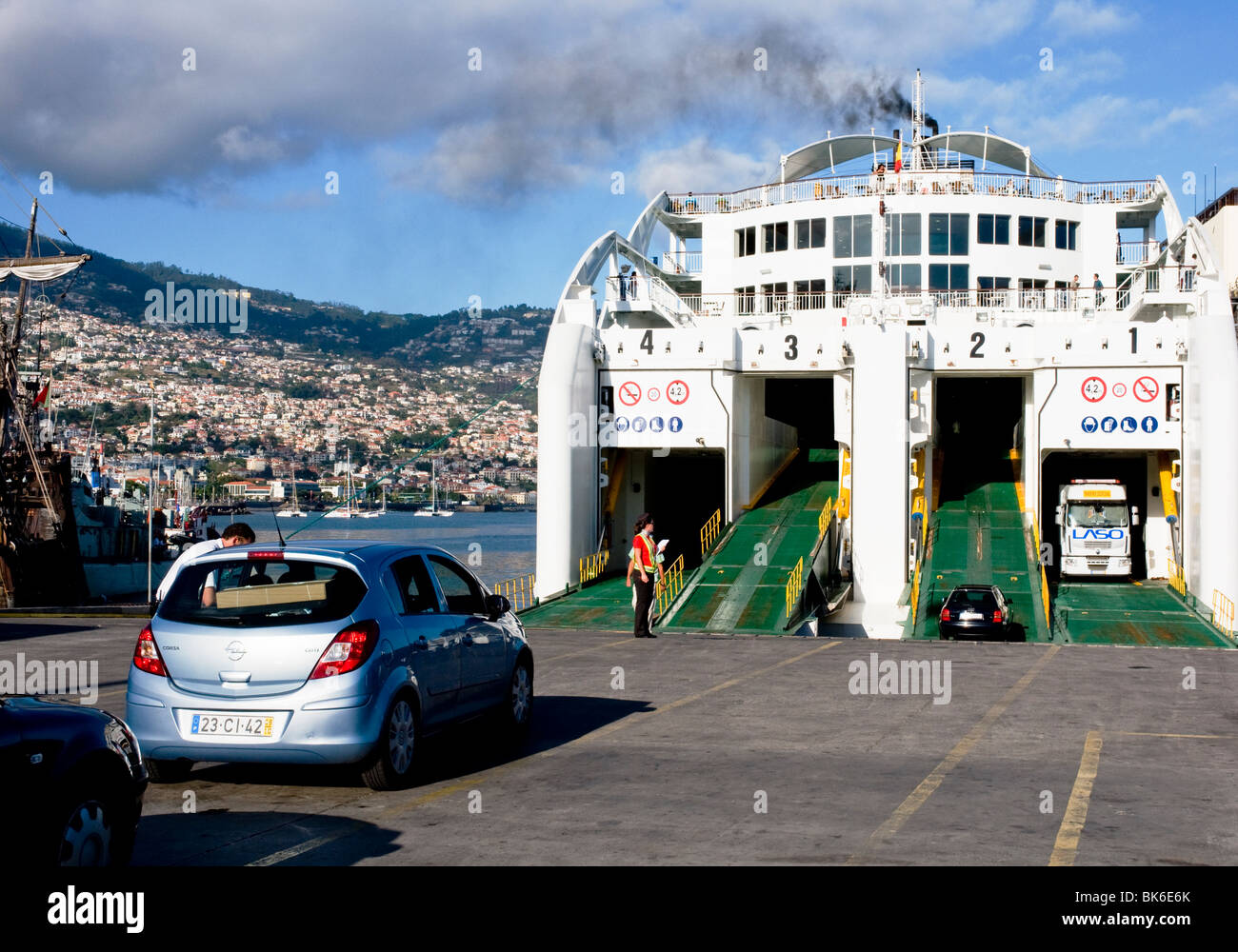 I veicoli di salire a bordo del traghetto per auto a Funchal, Madeira per il viaggio di ritorno per il territorio continentale portoghese e le isole Canarie. Foto Stock