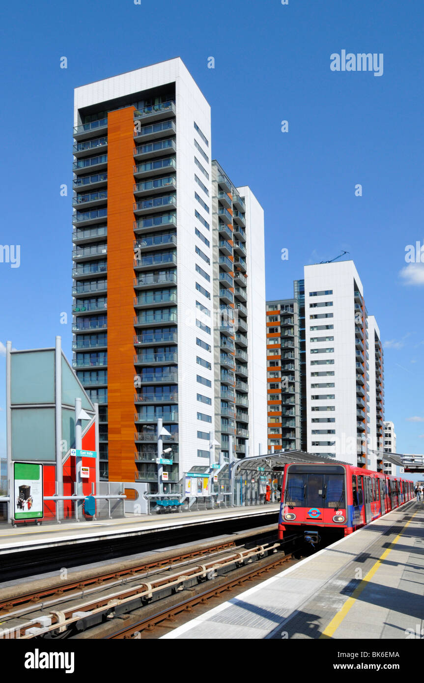 Casa in moderno condominio di sviluppo alloggi & DLR Docklands Ferrovia leggera East India stazione ferroviaria infrastruttura Torre Hamlets est Londra, Regno Unito Foto Stock