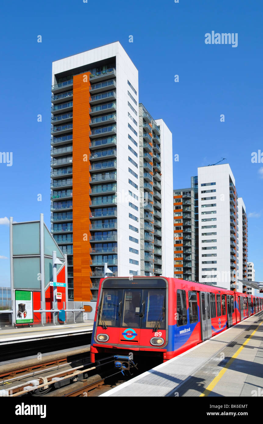 Casa in moderno condominio di sviluppo alloggi & DLR Docklands Ferrovia leggera East India stazione ferroviaria infrastruttura Torre Hamlets est Londra, Regno Unito Foto Stock