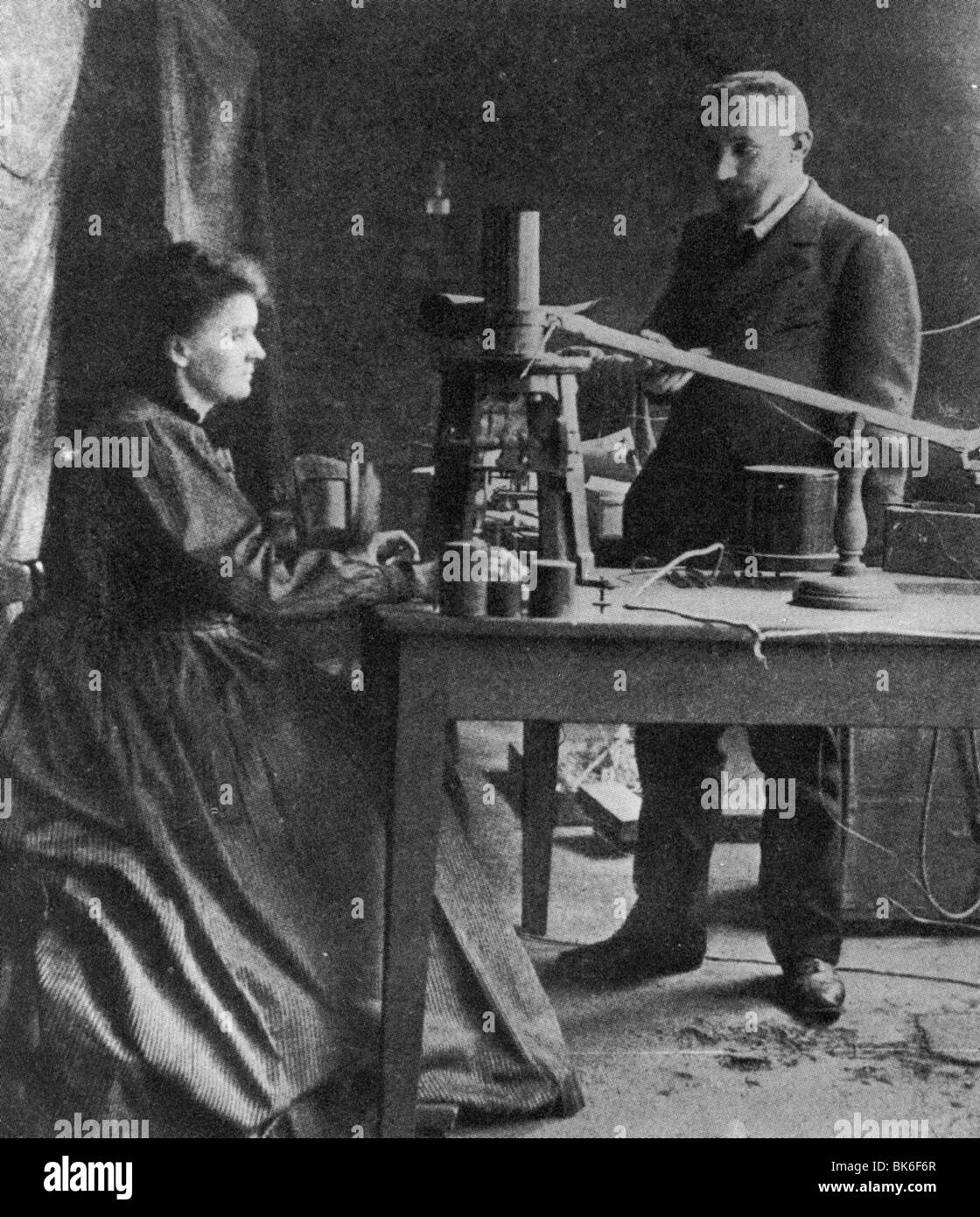 MARIE CURIE - polacco-nato fisico francese e il marito Pierre nel loro laboratorio di Parigi Foto Stock