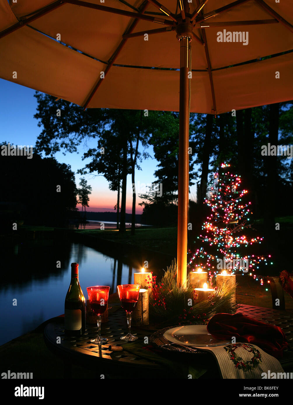 La tavola è impostata per una cena romantica sul lago. Foto Stock