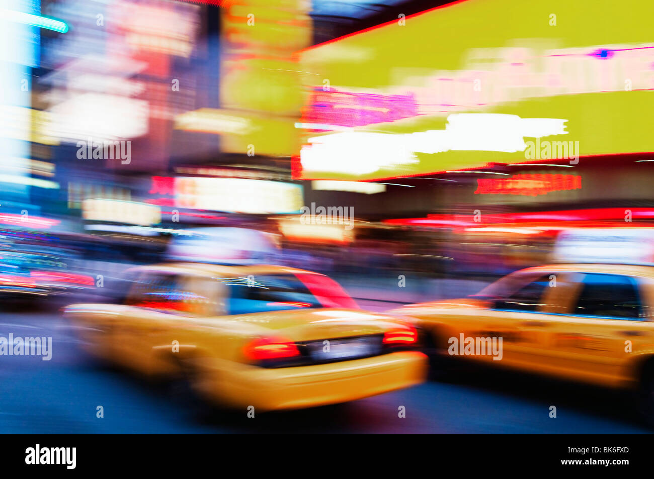 Foto sfocata di taki cabine di guida attraverso Times Square Foto Stock