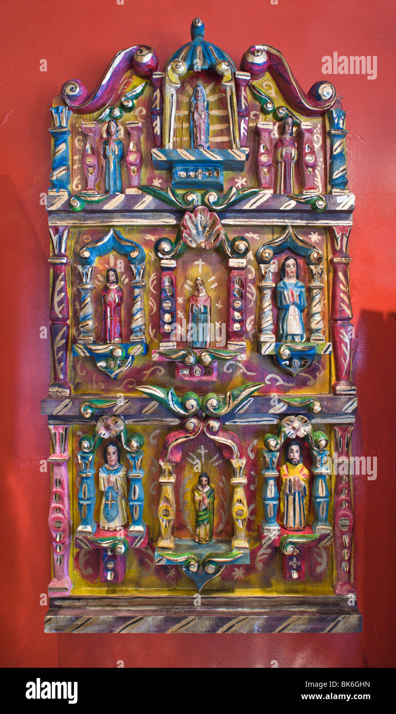 Un scolpito a mano la scultura in legno di figure religiose, trovato in uno dei tanti pittoreschi negozi nel centro cittadino di Ruidoso, Nuovo Messico. Foto Stock
