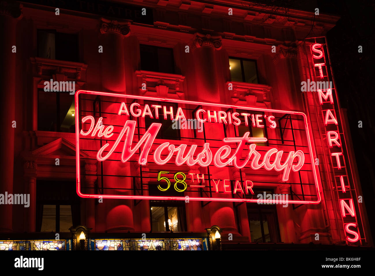 Illuminati al neon facciata della St Martin's Theatre riproduzione di Agatha Christie's Mouthtrap play, Covent Garden, Londra, Inghilterra, Regno Unito Foto Stock