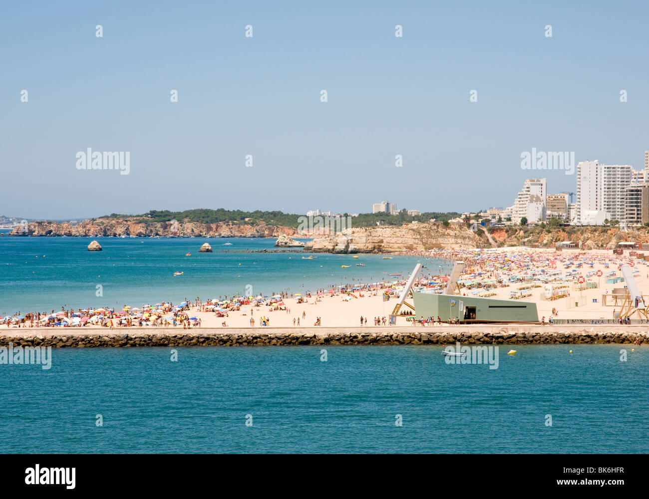 La spiaggia di Praia da Rocha di Portimão, in Algarve, Portogallo meridionale. Il frangiflutti può essere visto in primo piano. Foto Stock