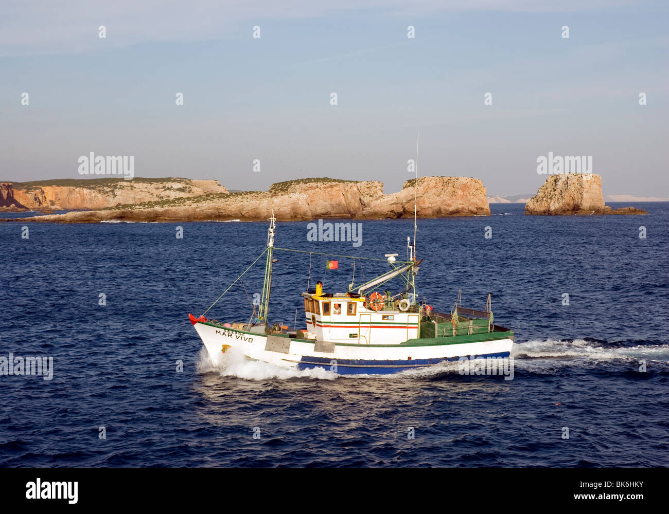 Un peschereccio nella baia di Martinhal vicino a Sagres, sul Portogallo meridionale della costa Algarve Foto Stock