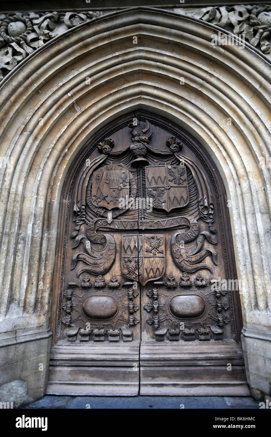 La grande quercia ornate della porta all'ingresso ovest dell Abbazia di Bath Foto Stock