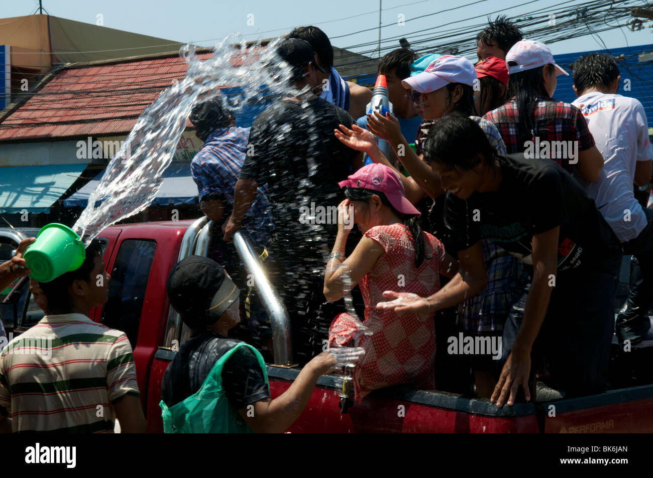 Pickup truck riempire di persone gli spruzzi di acqua a Songkran festival Koh Phangan Thailandia Foto Stock