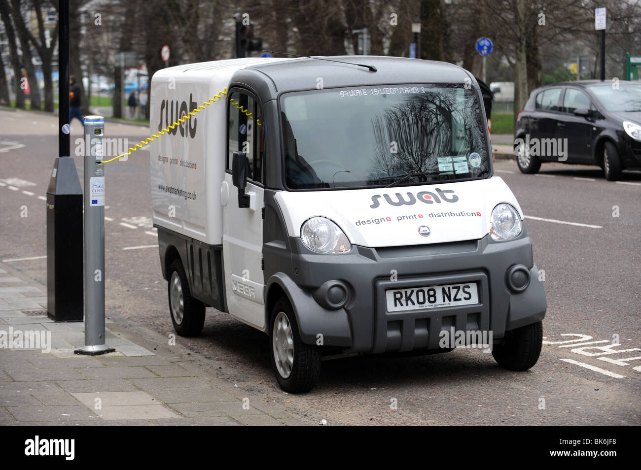 Un furgone elettrico si ricarica in corrispondenza di un punto di ricarica in Brighton Foto Stock