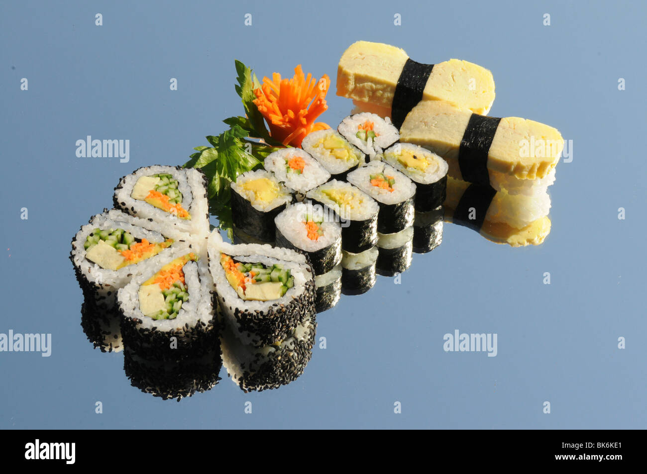 Assortimento di Sushi compresi: Sushi Maki, futo maki, Insideout e nigiri Foto Stock