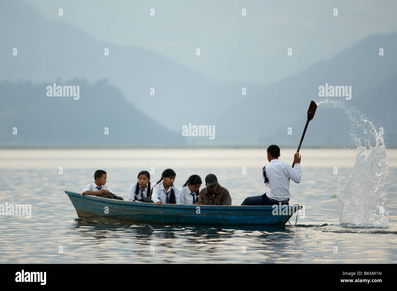 I bambini della scuola un giro in canoa attraverso il lago Pewha in Pokhara, Nepal Lunedì 26 Ottobre, 2009. Foto Stock