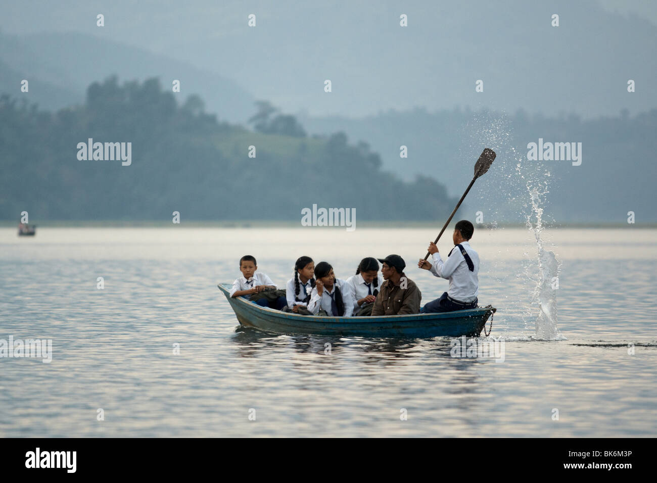 I bambini della scuola un giro in canoa attraverso il lago Pewha in Pokhara, Nepal Lunedì 26 Ottobre, 2009. Foto Stock
