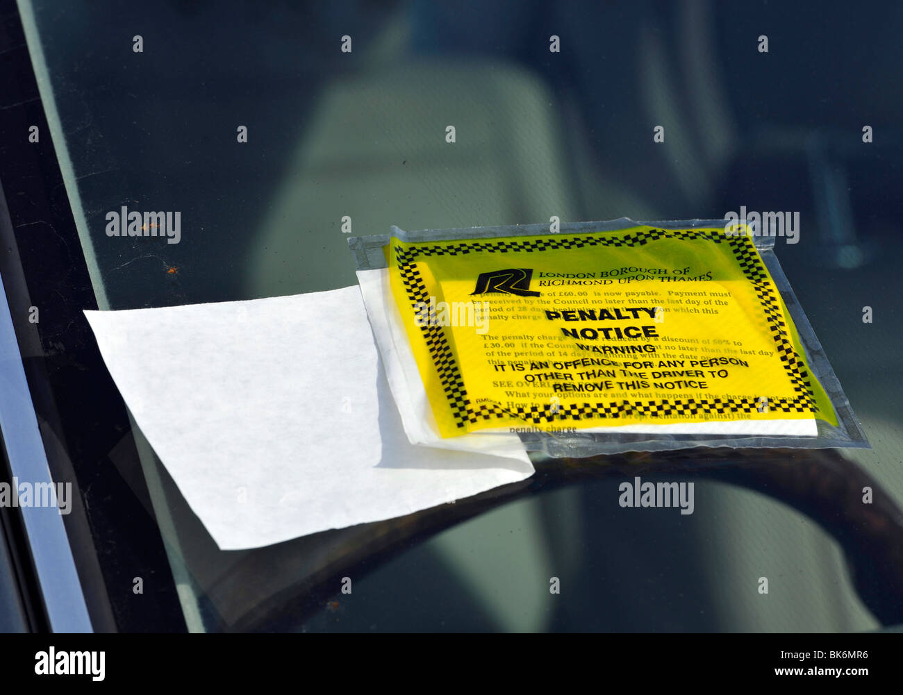 Penalità fissa Ticket, attaccato al parabrezza auto, Londra, Inghilterra, Regno Unito. Foto Stock