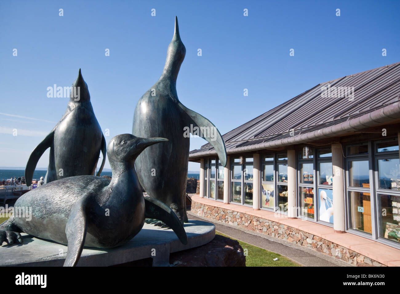 Scozzese Centro di uccello a North Berwick e la statua del re pinguini Foto Stock