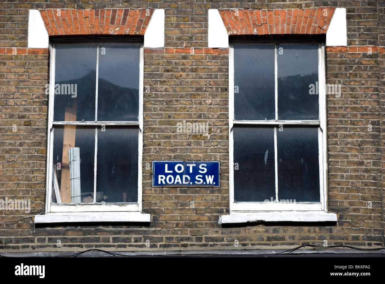 Vintage nome strada segno per lotti road, il Chelsea, Inghilterra, con il vecchio codice postale di Londra Foto Stock