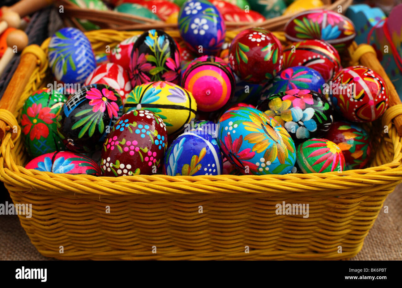 Fatto a mano colorate uova di Pasqua in un cestello Foto Stock