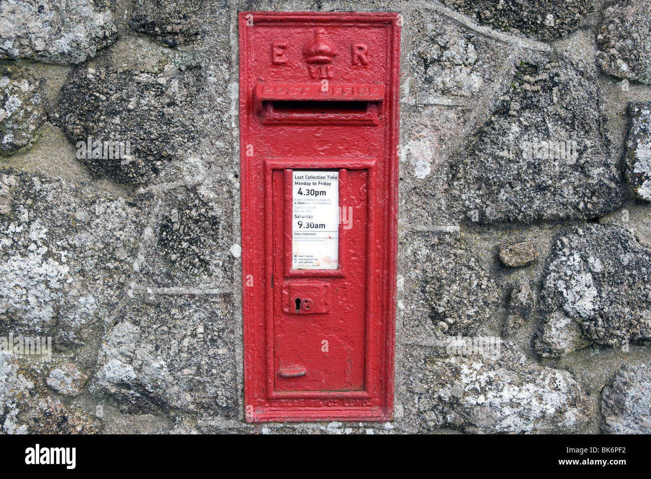 Un Edward VII postbox in un muro di pietra. Foto Stock