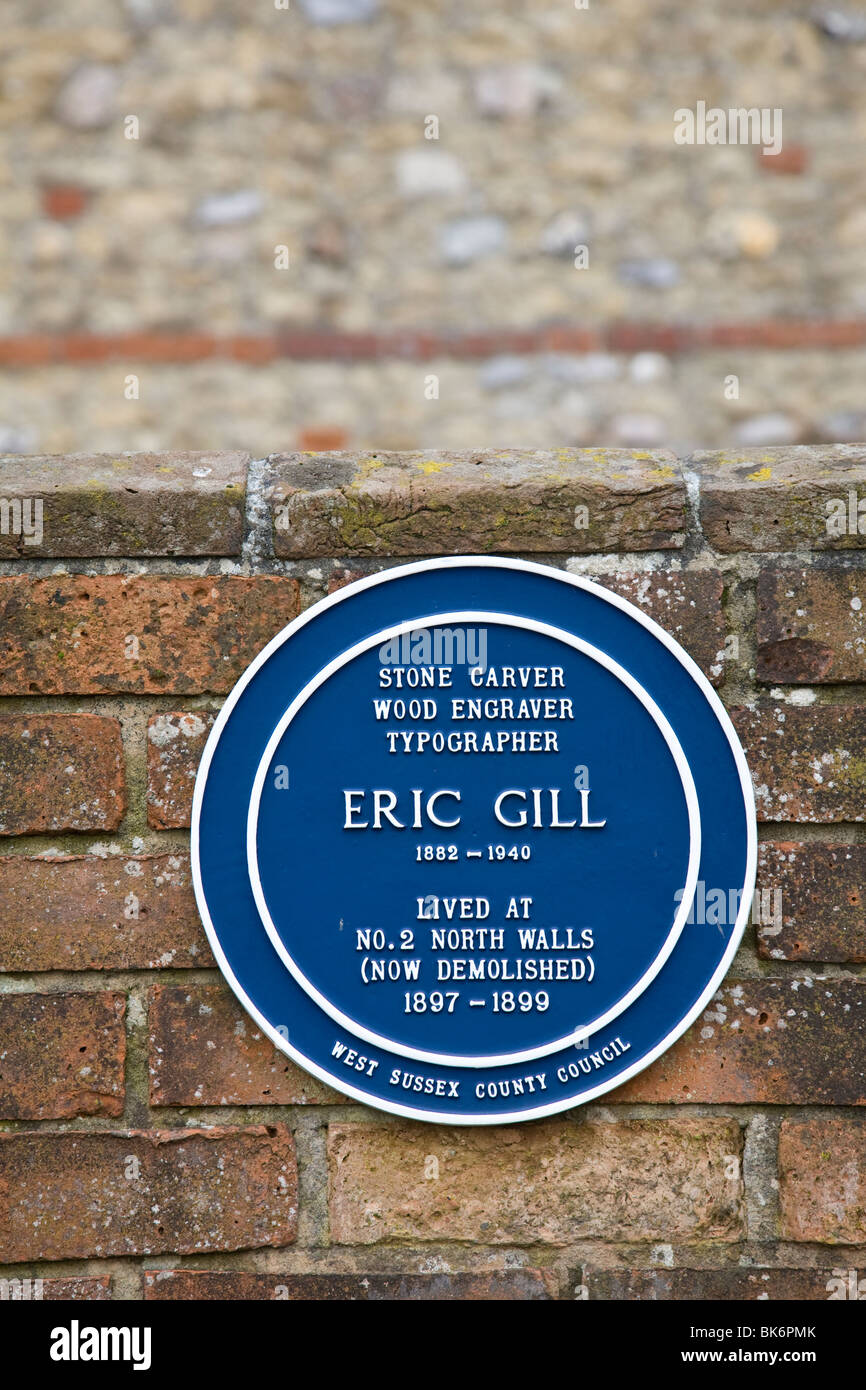 Una lapide commemorativa a Eric Gill, Chichester, West Sussex, in Inghilterra. Foto Stock