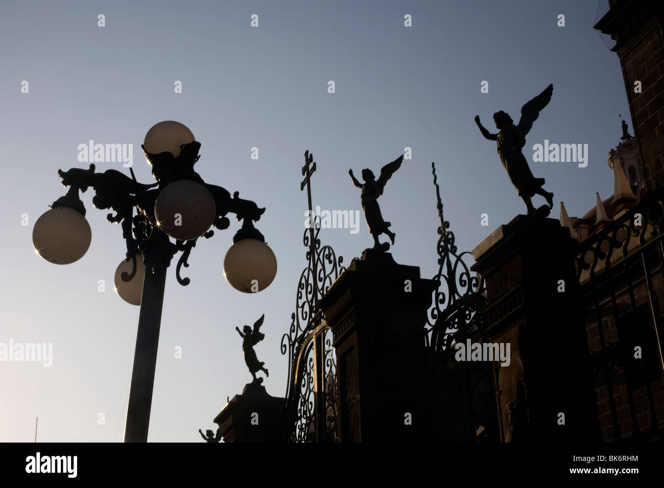 Dettaglio di un lampione lungo la recinzione che circonda il patio esterno la Cattedrale di Puebla de Zaragoza, Messico Foto Stock