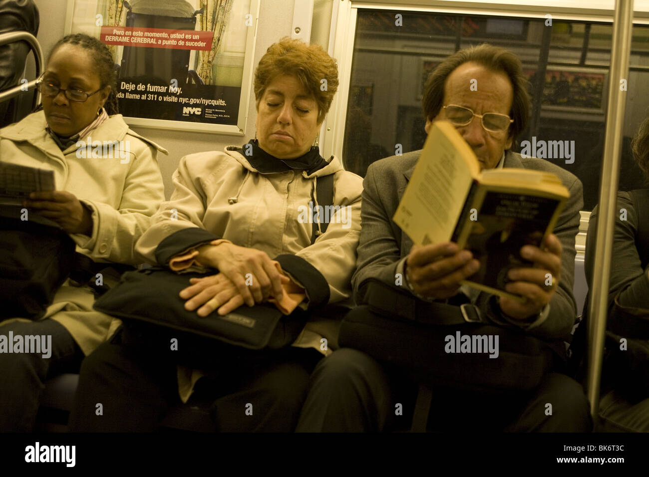 Pendolari dopo il lavoro con la metropolitana in NYC Foto Stock